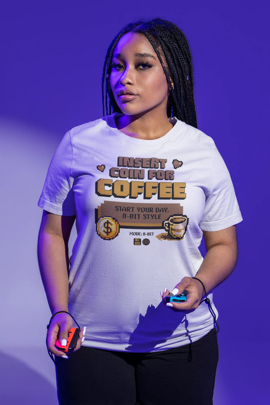 Insert Coin for Coffee | Lustiges 8-Bit Retro T-Shirt – weiss T-Shirt als weiblich-Mockup, modernes Gaming-Design und hochwertiges Produktfoto.
