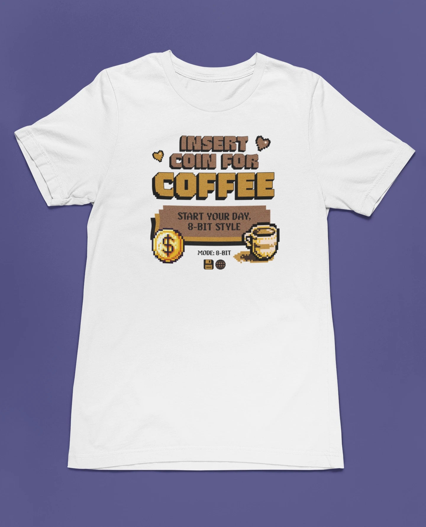 Insert Coin for Coffee | Lustiges 8-Bit Retro T-Shirt – weiss T-Shirt als flatlay-Mockup, modernes Gaming-Design und hochwertiges Produktfoto.