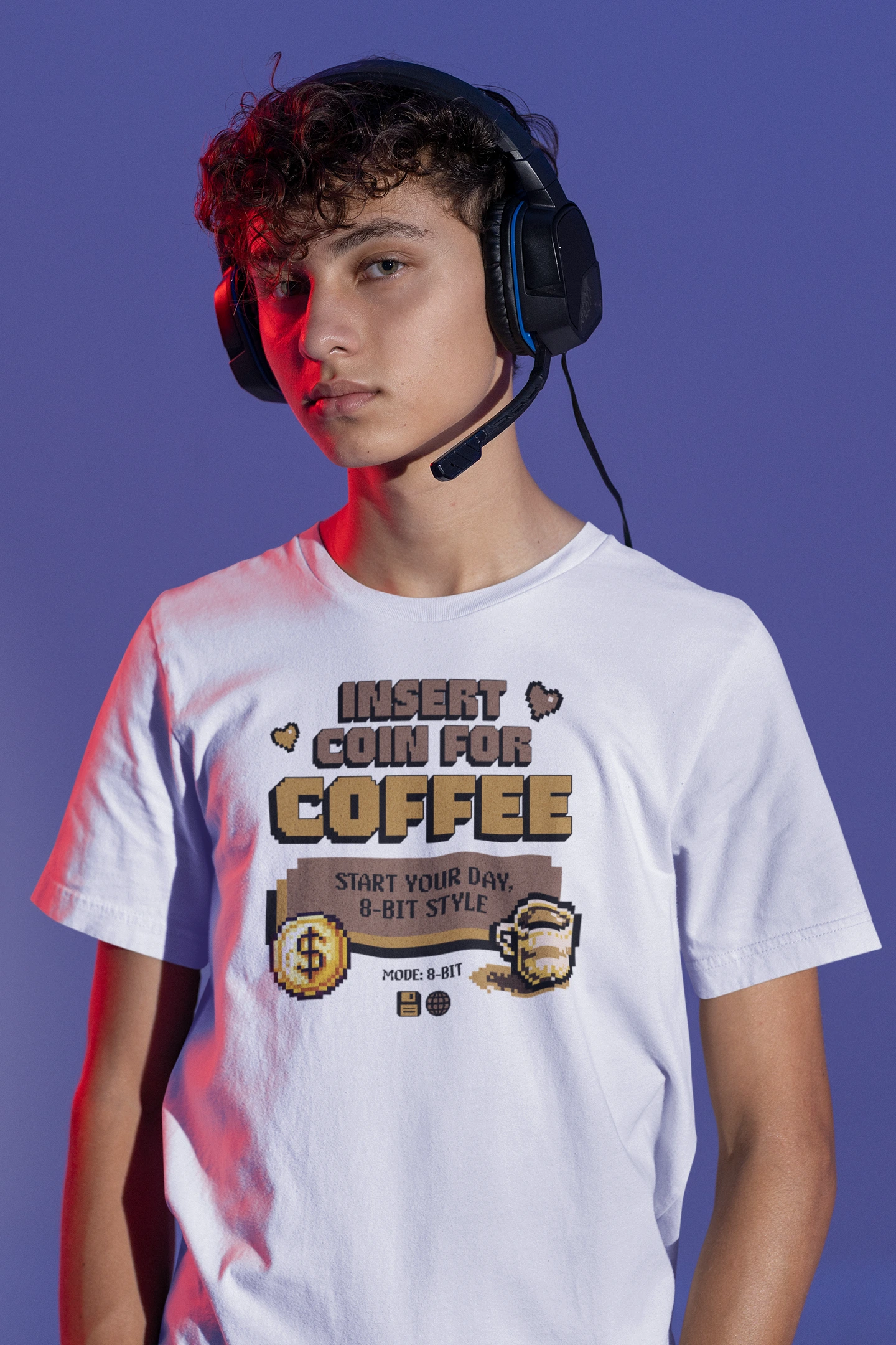 Insert Coin for Coffee | Lustiges 8-Bit Retro T-Shirt – weiss T-Shirt als maennlich-Mockup, modernes Gaming-Design und hochwertiges Produktfoto.