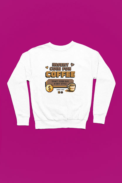Insert Coin for Coffee – Retro 8-Bit Pixel Pullover – weiss Pullover als Flatlay-Mockup, hochwertiges Nerd- & Gaming-Design Produktfoto.