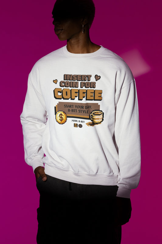 Insert Coin for Coffee – Retro 8-Bit Pixel Pullover – weiss Pullover als Maennliches Model-Mockup, hochwertiges Nerd- & Gaming-Design Produktfoto.
