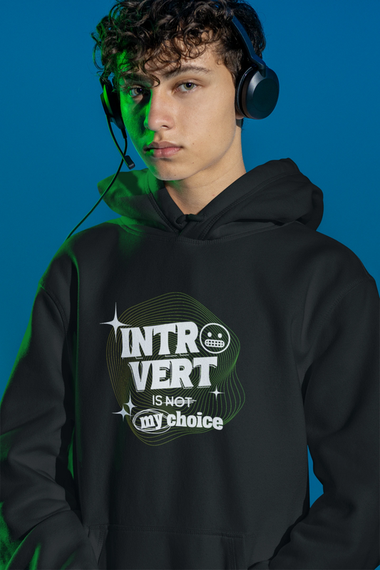 Introvert Choice | Hoodie fuer alle, die einfach so sind, wie sie sind – schwarz Hoodie als maennlich-Mockup, modernes Gaming-Design und hochwertiges Produktfoto.