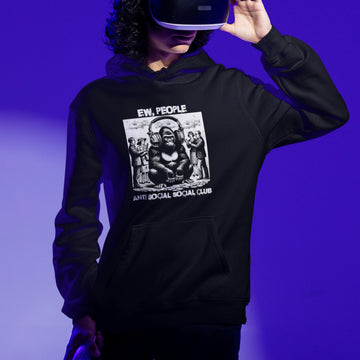 Introvert Hoodie - Anti Social Club schwarz – Gaming Hoodie getragen von maennlichem Model mit Introvert  Anti Social Club Print