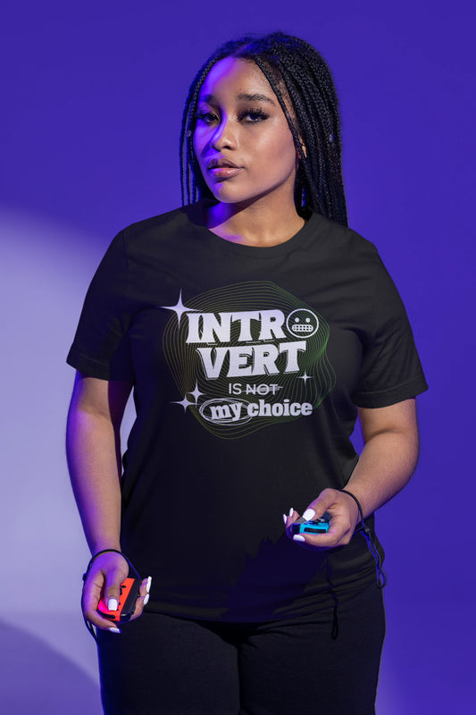 Introvert Is Not My Choice | Lustiges T-Shirt für Introverts – schwarz T-Shirt als weiblich-Mockup, modernes Gaming-Design und hochwertiges Produktfoto.