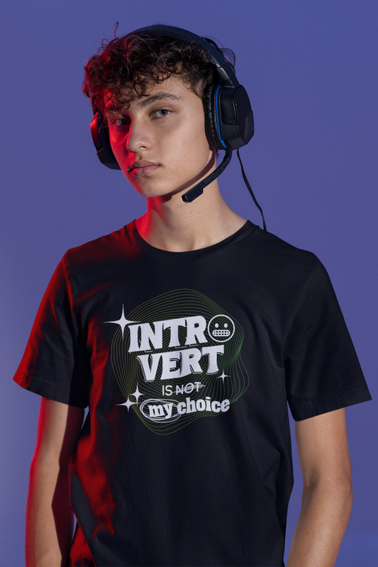 Introvert Is Not My Choice | Lustiges T-Shirt für Introverts – schwarz T-Shirt als maennlich-Mockup, modernes Gaming-Design und hochwertiges Produktfoto.