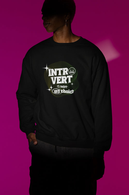 Introvert Is Not My Choice | Neon Wave Pullover fuer Introverts & Nerds – schwarz Pullover als Maennliches Model-Mockup, hochwertiges Nerd- & Gaming-Design Produktfoto.