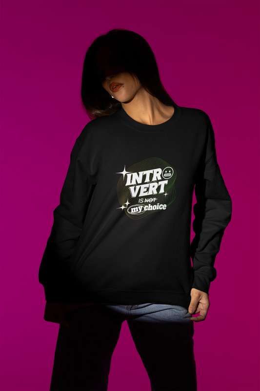 Introvert Is Not My Choice | Neon Wave Pullover fuer Introverts & Nerds – schwarz Pullover als Weibliches Model-Mockup, hochwertiges Nerd- & Gaming-Design Produktfoto.