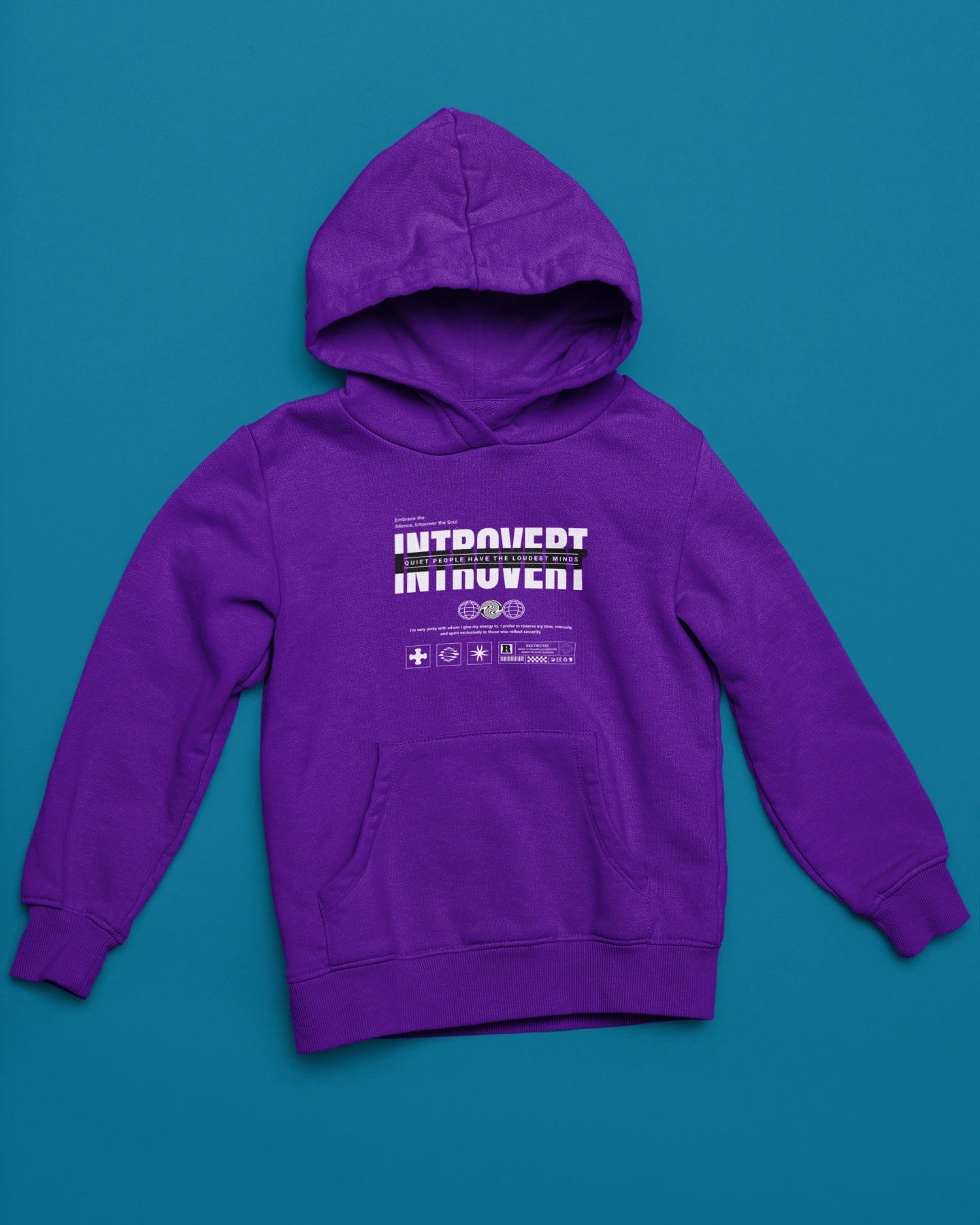 Introvert | Minimalistischer Hoodie fuer Ruhe & klare Gedanken – lila Hoodie als flatlay-Mockup, modernes Gaming-Design und hochwertiges Produktfoto.