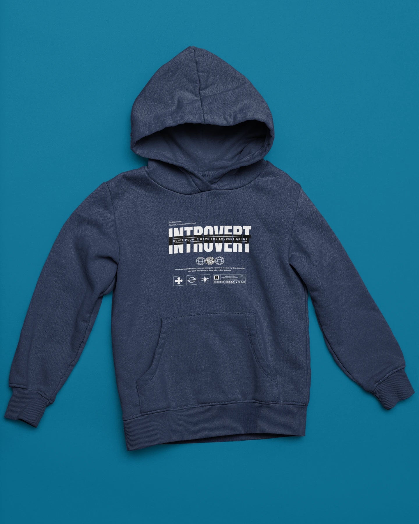 Introvert | Minimalistischer Hoodie fuer Ruhe & klare Gedanken – marine Hoodie als flatlay-Mockup, modernes Gaming-Design und hochwertiges Produktfoto.