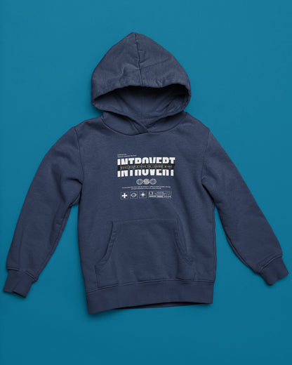 Introvert | Minimalistischer Hoodie fuer Ruhe & klare Gedanken – marine Hoodie als flatlay-Mockup, modernes Gaming-Design und hochwertiges Produktfoto.