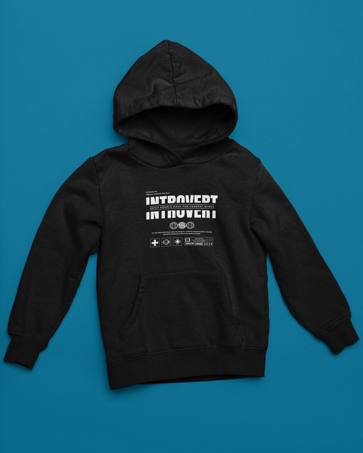Introvert | Minimalistischer Hoodie fuer Ruhe & klare Gedanken – schwarz Hoodie als flatlay-Mockup, modernes Gaming-Design und hochwertiges Produktfoto.