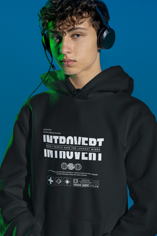 Introvert | Minimalistischer Hoodie fuer Ruhe & klare Gedanken – schwarz Hoodie als maennlich-Mockup, modernes Gaming-Design und hochwertiges Produktfoto.