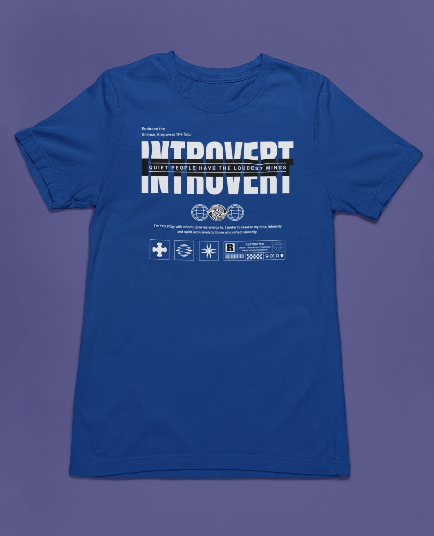 Introvert – Quiet Minds Speak Louder | Minimalistisches Statement T-Shirt – blau T-Shirt als flatlay-Mockup, modernes Gaming-Design und hochwertiges Produktfoto.