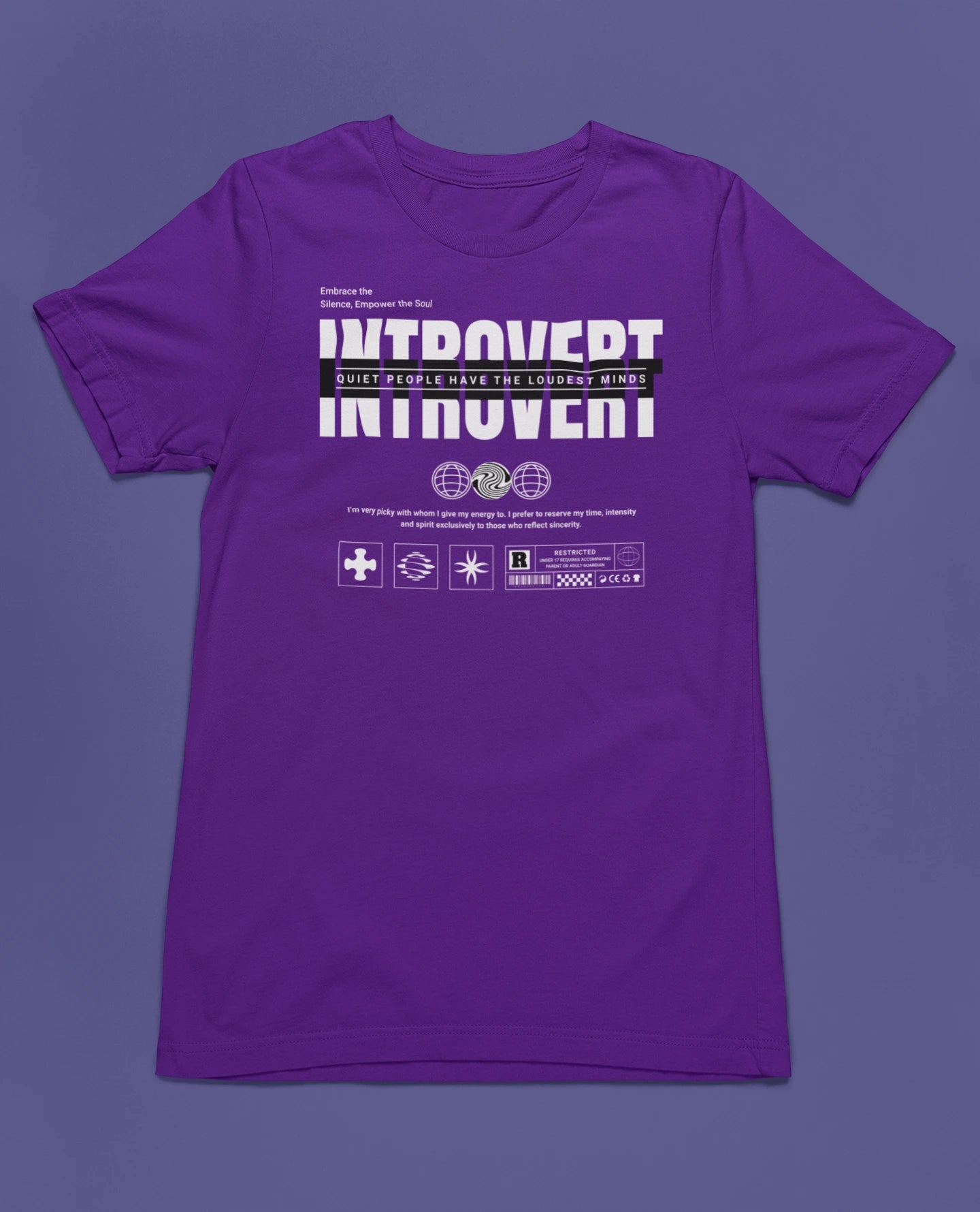 Introvert – Quiet Minds Speak Louder | Minimalistisches Statement T-Shirt – lila T-Shirt als flatlay-Mockup, modernes Gaming-Design und hochwertiges Produktfoto.