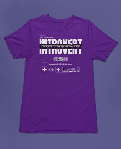 Introvert – Quiet Minds Speak Louder | Minimalistisches Statement T-Shirt – lila T-Shirt als flatlay-Mockup, modernes Gaming-Design und hochwertiges Produktfoto.