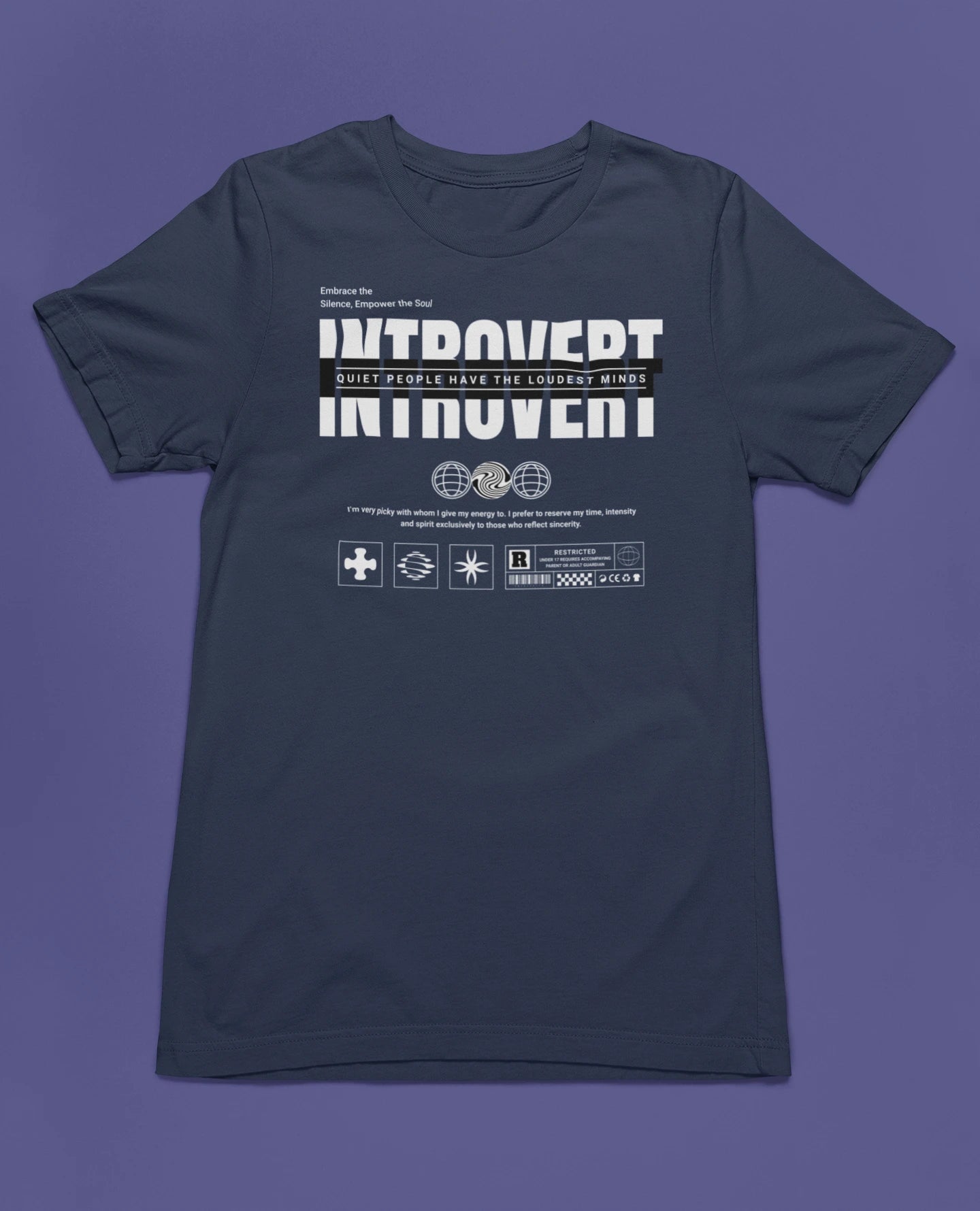 Introvert – Quiet Minds Speak Louder | Minimalistisches Statement T-Shirt – marine T-Shirt als flatlay-Mockup, modernes Gaming-Design und hochwertiges Produktfoto.