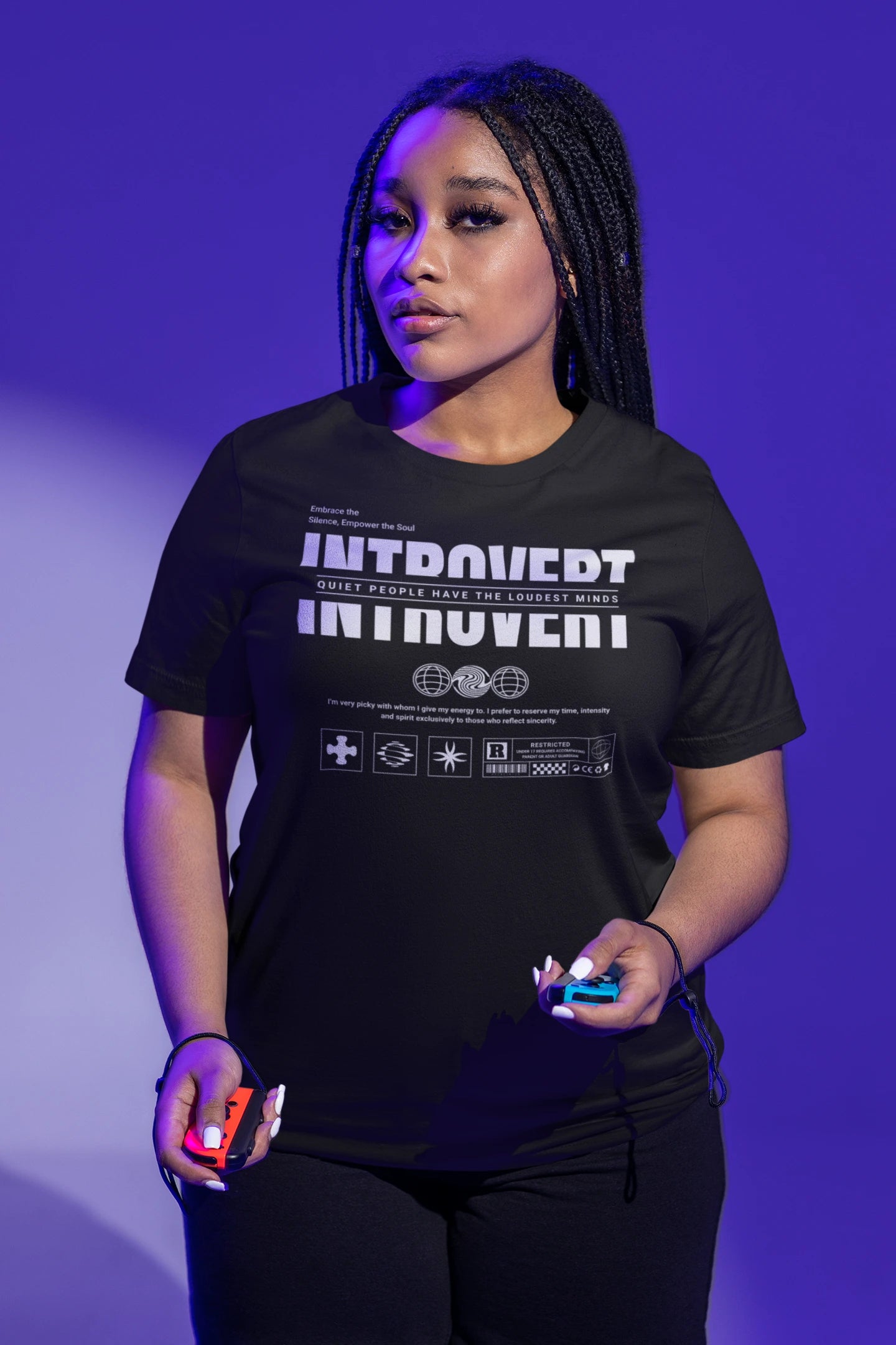 Introvert – Quiet Minds Speak Louder | Minimalistisches Statement T-Shirt – schwarz T-Shirt als weiblich-Mockup, modernes Gaming-Design und hochwertiges Produktfoto.