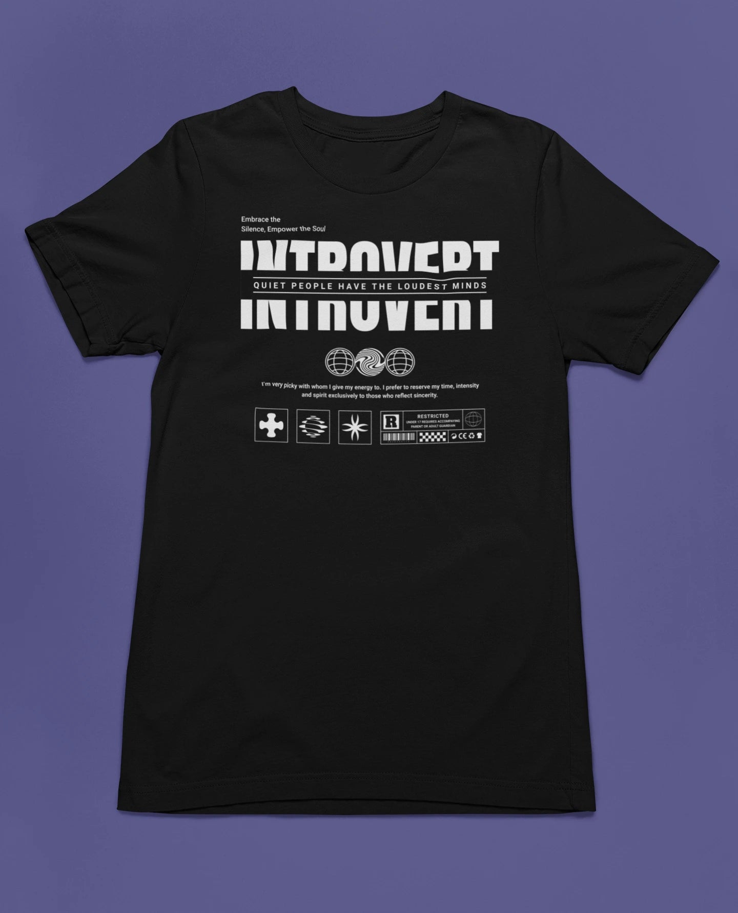 Introvert – Quiet Minds Speak Louder | Minimalistisches Statement T-Shirt – schwarz T-Shirt als flatlay-Mockup, modernes Gaming-Design und hochwertiges Produktfoto.