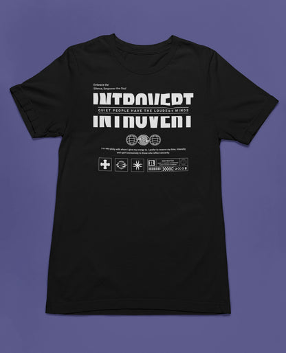 Introvert – Quiet Minds Speak Louder | Minimalistisches Statement T-Shirt – schwarz T-Shirt als flatlay-Mockup, modernes Gaming-Design und hochwertiges Produktfoto.