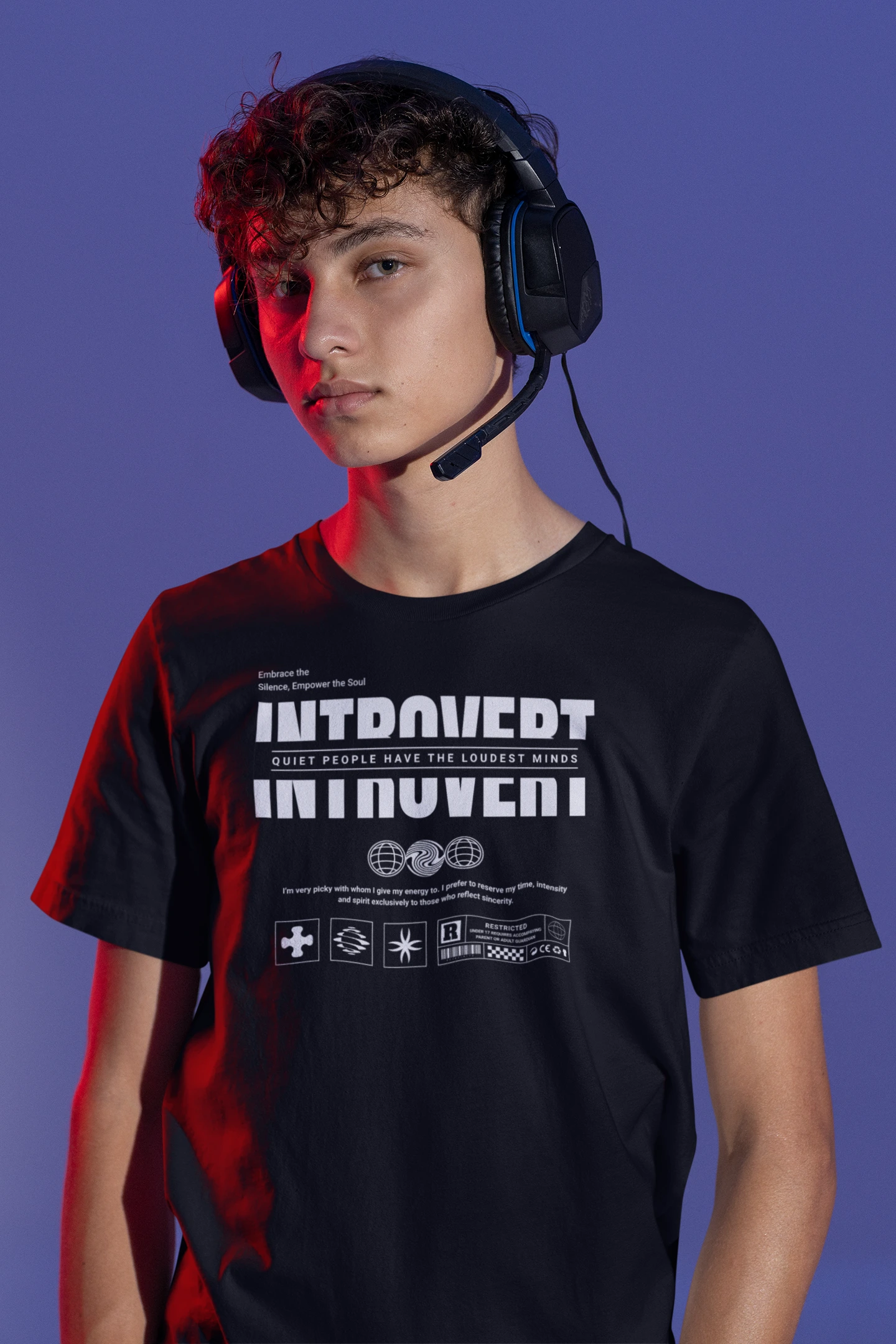 Introvert – Quiet Minds Speak Louder | Minimalistisches Statement T-Shirt – schwarz T-Shirt als maennlich-Mockup, modernes Gaming-Design und hochwertiges Produktfoto.