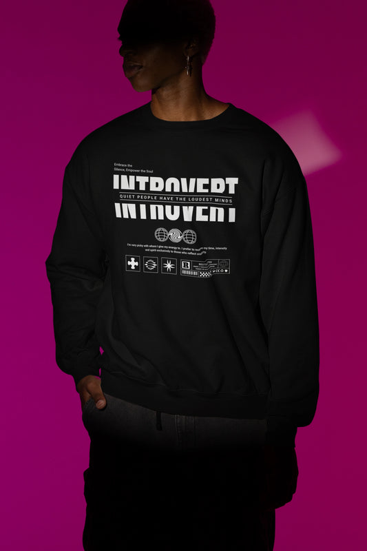 Introvert – Quiet People Have the Loudest Minds | Minimalistischer Statement-Pullover – schwarz Pullover als Maennliches Model-Mockup, hochwertiges Nerd- & Gaming-Design Produktfoto.
