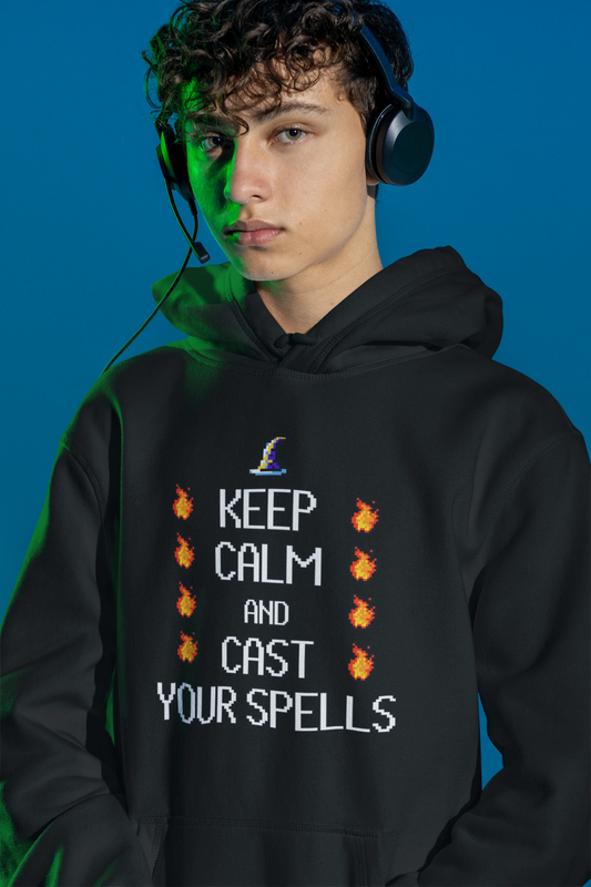 Keep Calm and Cast Your Spells – Pixel Magic Hoodie – schwarz Hoodie als maennlich-Mockup, modernes Gaming-Design und hochwertiges Produktfoto.