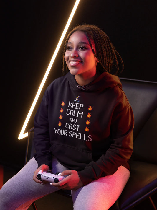 Keep Calm and Cast Your Spells – Pixel Magic Hoodie – schwarz Hoodie als weiblich-Mockup, modernes Gaming-Design und hochwertiges Produktfoto.