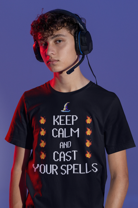 Keep Calm and Cast Your Spells | Retro Pixel T-Shirt für Magier & Gamer – schwarz T-Shirt als maennlich-Mockup, modernes Gaming-Design und hochwertiges Produktfoto.