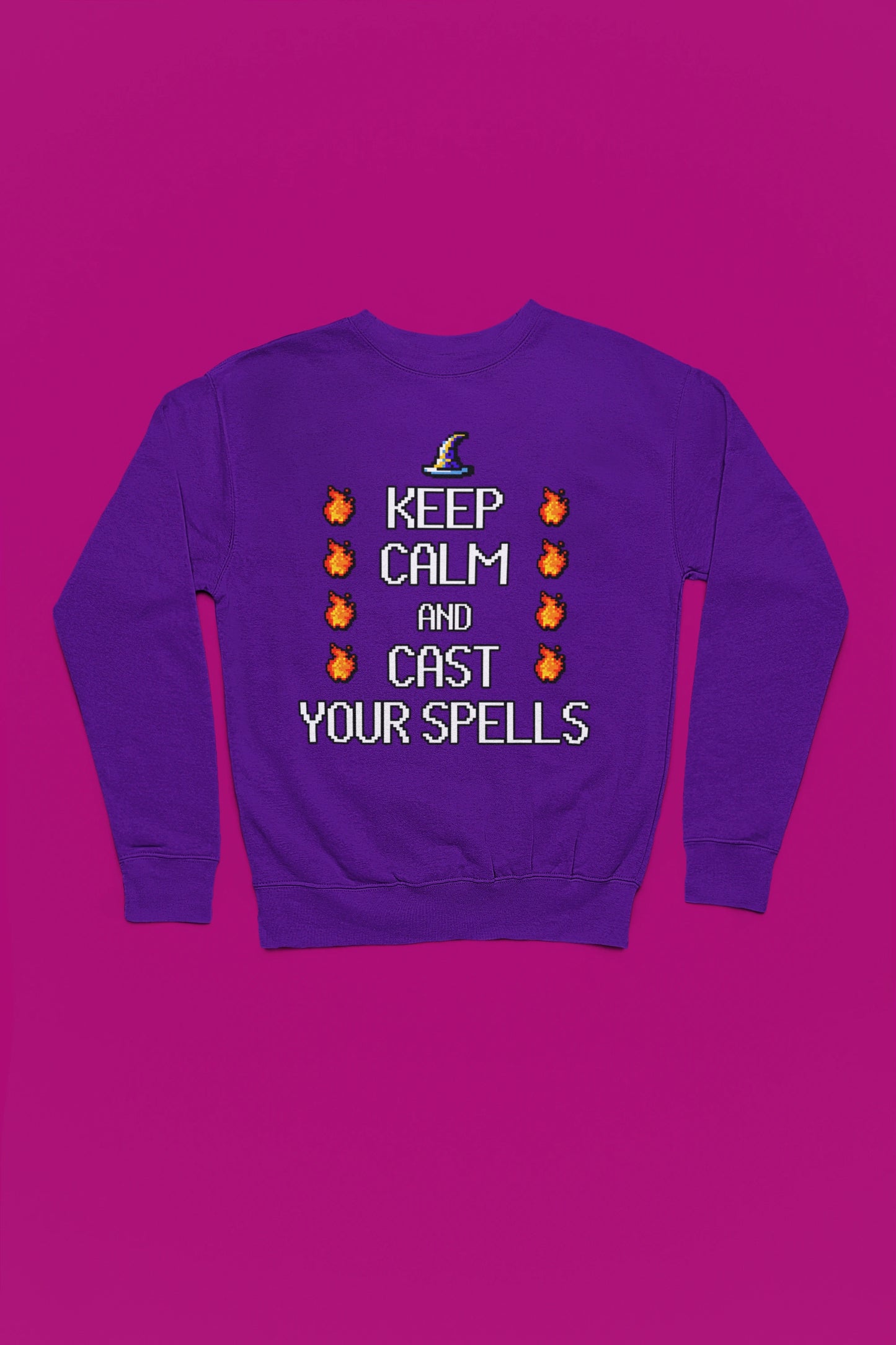 Keep Calm & Cast Your Spells | Magischer Pixel-Pullover – lila Pullover als Flatlay-Mockup, hochwertiges Nerd- & Gaming-Design Produktfoto.