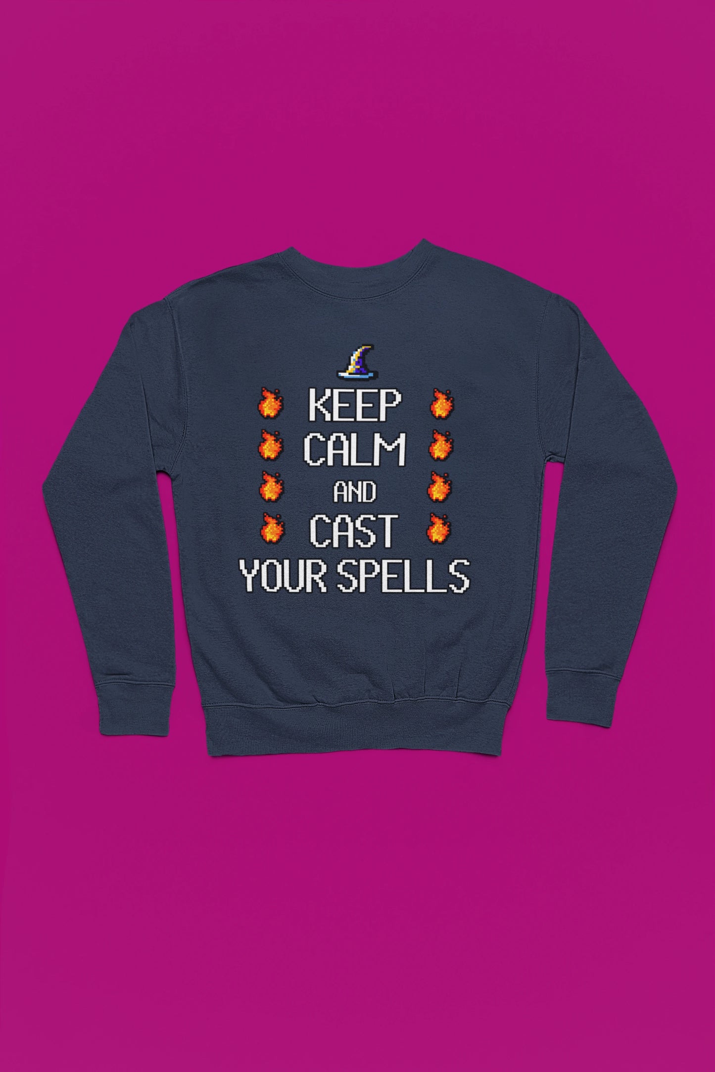 Keep Calm & Cast Your Spells | Magischer Pixel-Pullover – marine Pullover als Flatlay-Mockup, hochwertiges Nerd- & Gaming-Design Produktfoto.