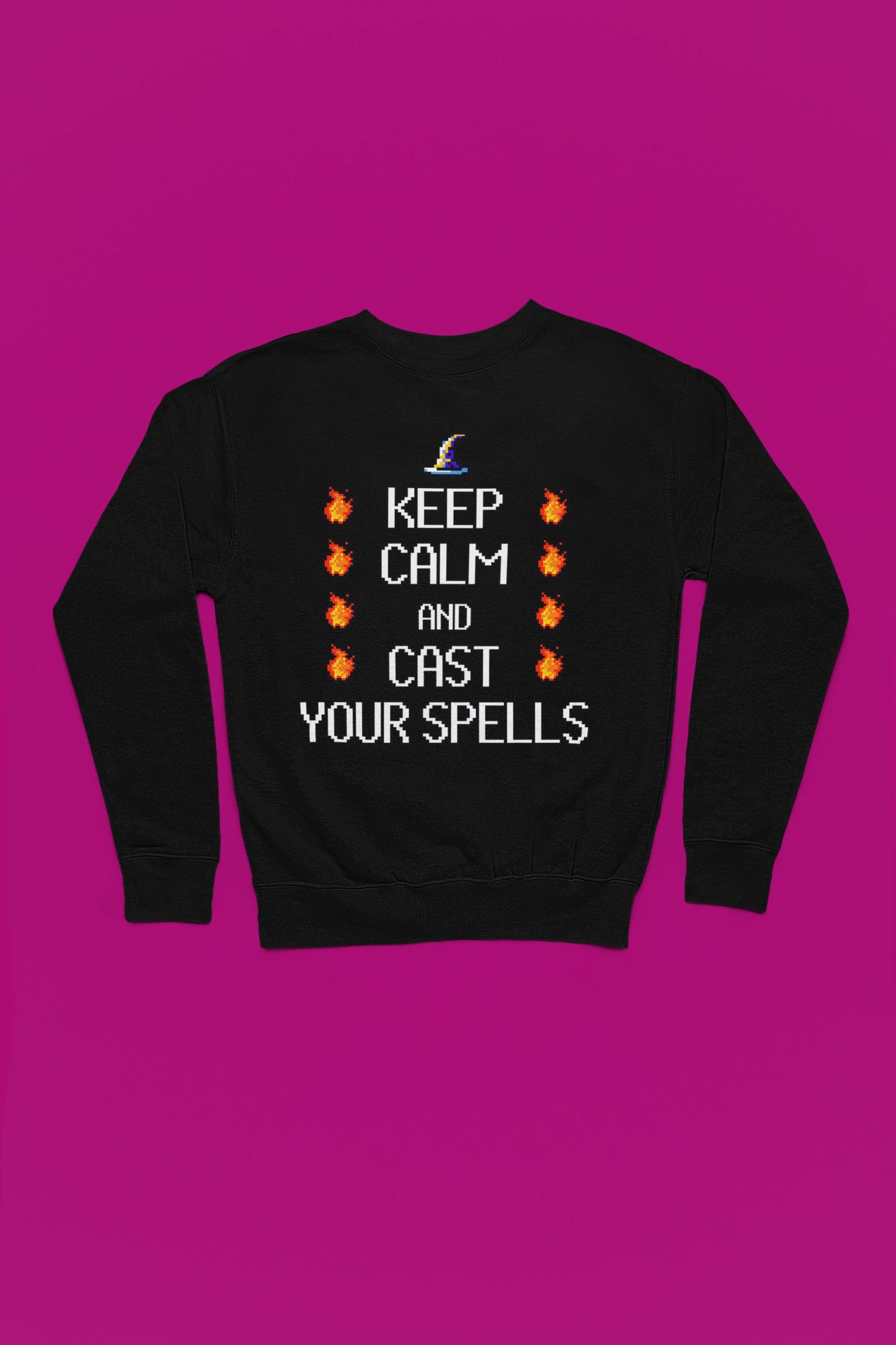 Keep Calm & Cast Your Spells | Magischer Pixel-Pullover – schwarz Pullover als Flatlay-Mockup, hochwertiges Nerd- & Gaming-Design Produktfoto.