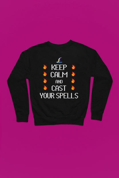 Keep Calm & Cast Your Spells | Magischer Pixel-Pullover – schwarz Pullover als Flatlay-Mockup, hochwertiges Nerd- & Gaming-Design Produktfoto.