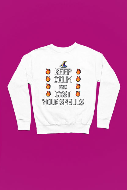 Keep Calm & Cast Your Spells | Magischer Pixel-Pullover – weiss Pullover als Flatlay-Mockup, hochwertiges Nerd- & Gaming-Design Produktfoto.
