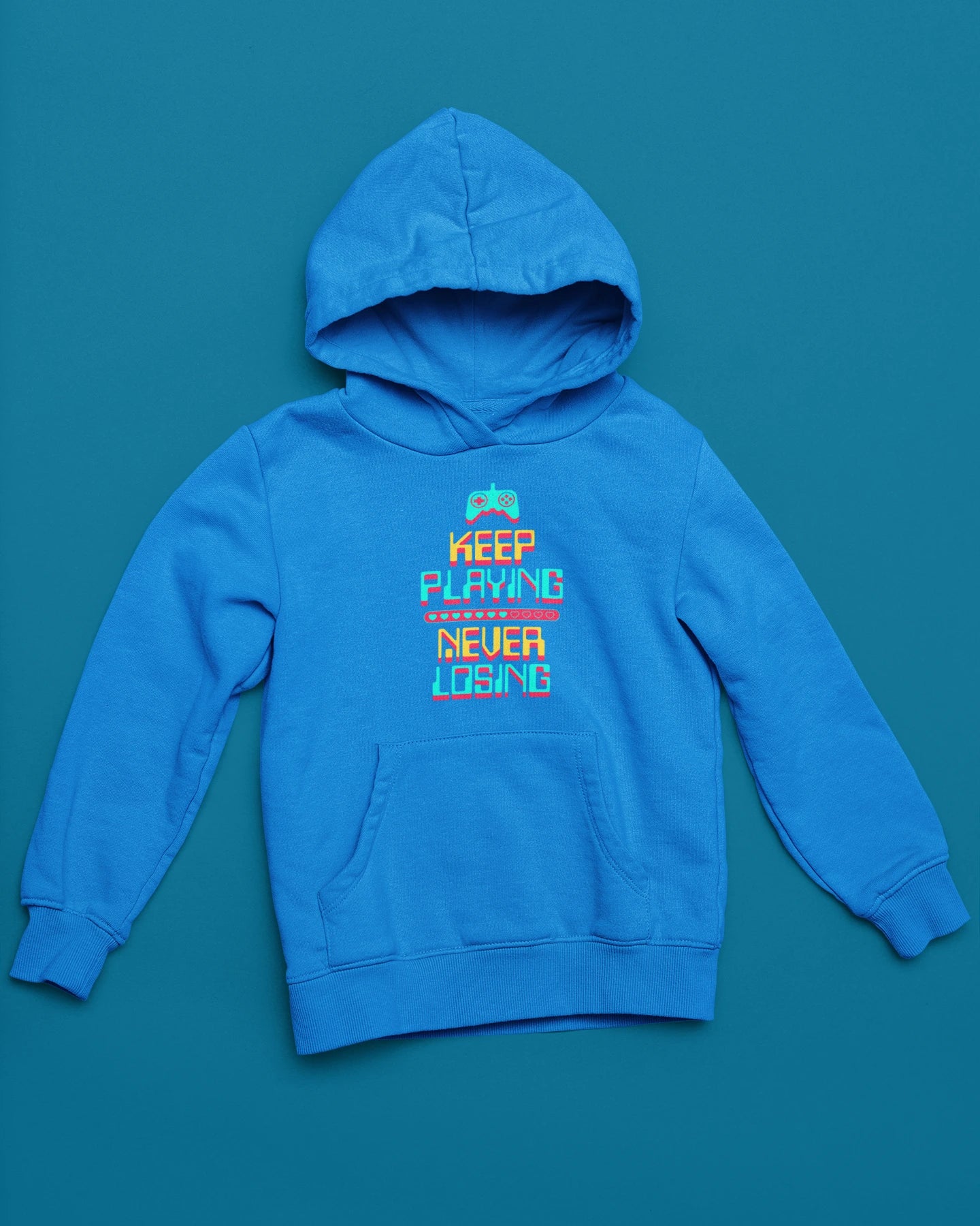 Keep Playing Never Losing | Neon-Gaming Hoodie im Retro-Arcade-Style – blau Hoodie als flatlay-Mockup, modernes Gaming-Design und hochwertiges Produktfoto.