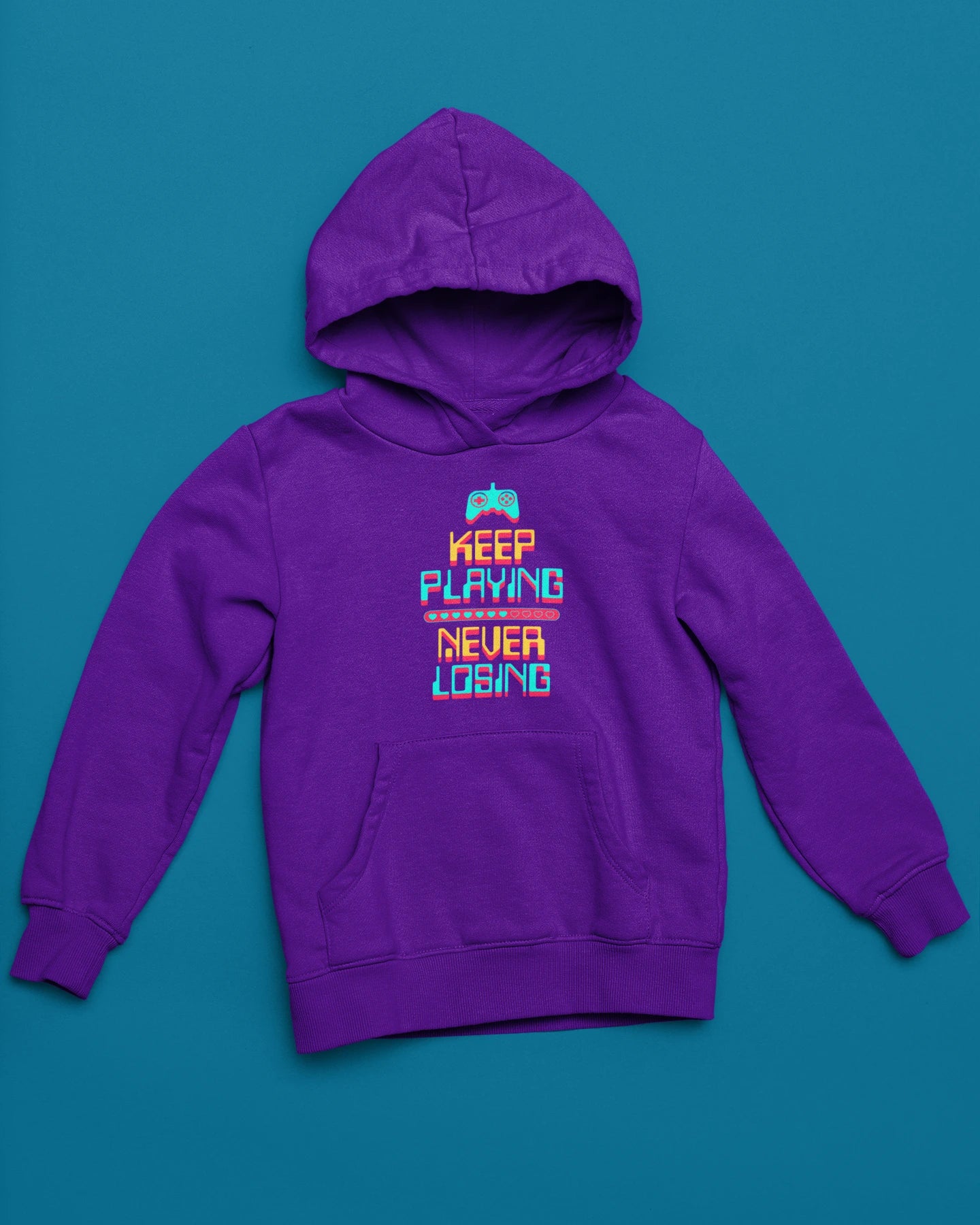 Keep Playing Never Losing | Neon-Gaming Hoodie im Retro-Arcade-Style – lila Hoodie als flatlay-Mockup, modernes Gaming-Design und hochwertiges Produktfoto.