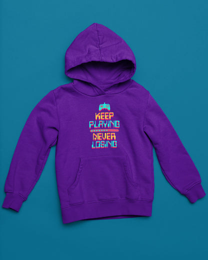 Keep Playing Never Losing | Neon-Gaming Hoodie im Retro-Arcade-Style – lila Hoodie als flatlay-Mockup, modernes Gaming-Design und hochwertiges Produktfoto.