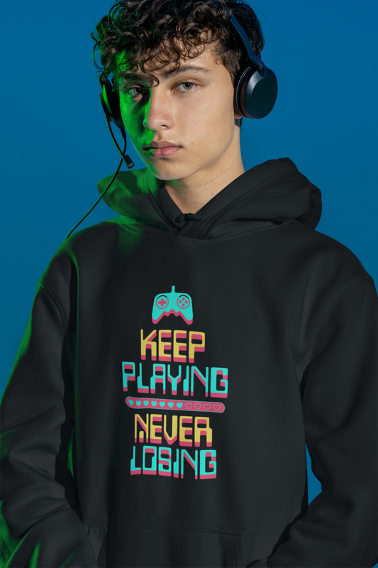 Keep Playing Never Losing | Neon-Gaming Hoodie im Retro-Arcade-Style – schwarz Hoodie als maennlich-Mockup, modernes Gaming-Design und hochwertiges Produktfoto.