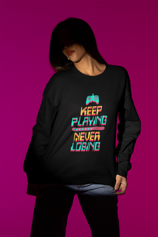 Keep Playing Never Losing | Retro Gamer Pullover – schwarz Pullover als Weibliches Model-Mockup, hochwertiges Nerd- & Gaming-Design Produktfoto.