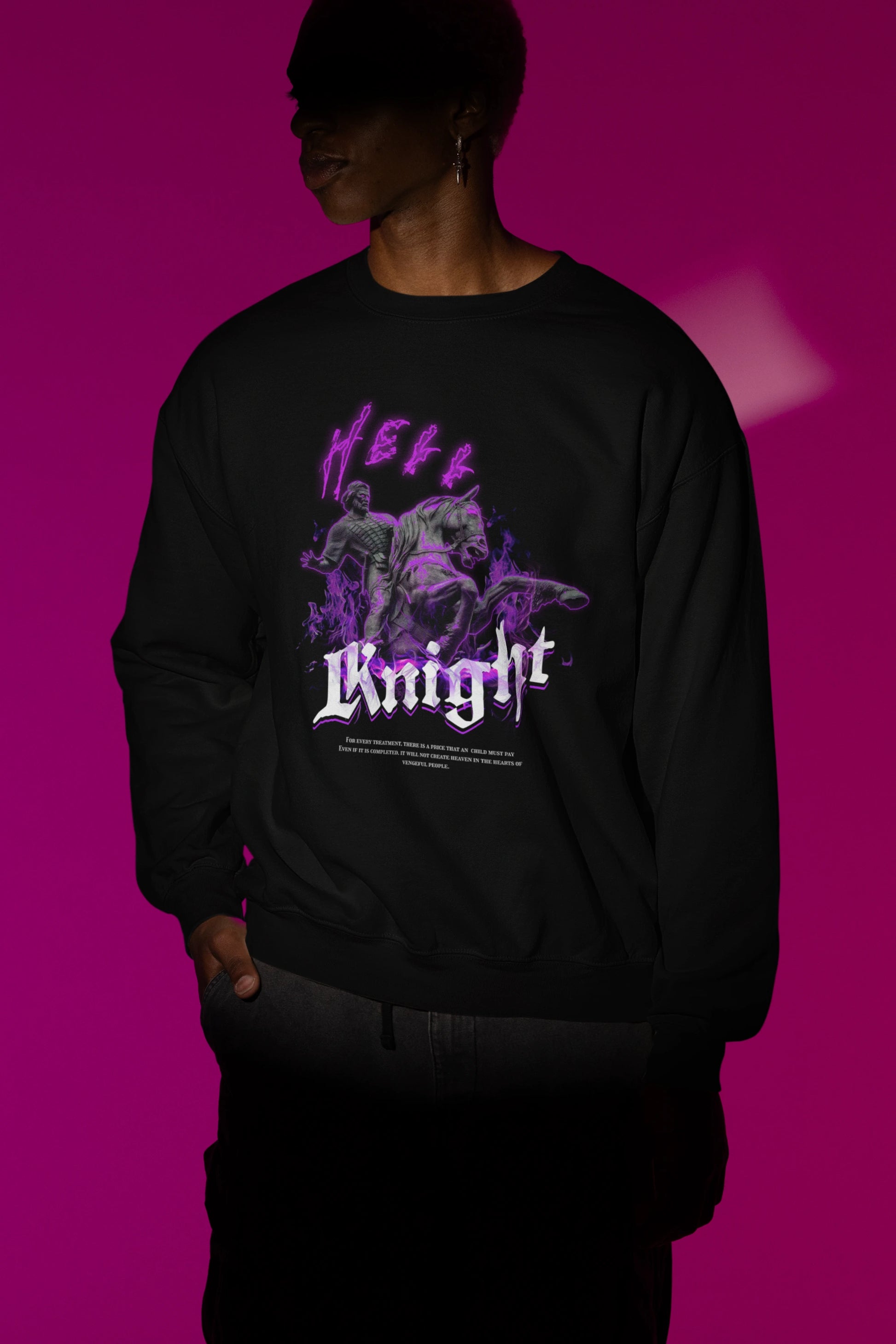 Knight | Duesterer Ritter-Pullover im Dark-Fantasy-Stil – schwarz Pullover als Maennliches Model-Mockup, hochwertiges Nerd- & Gaming-Design Produktfoto.