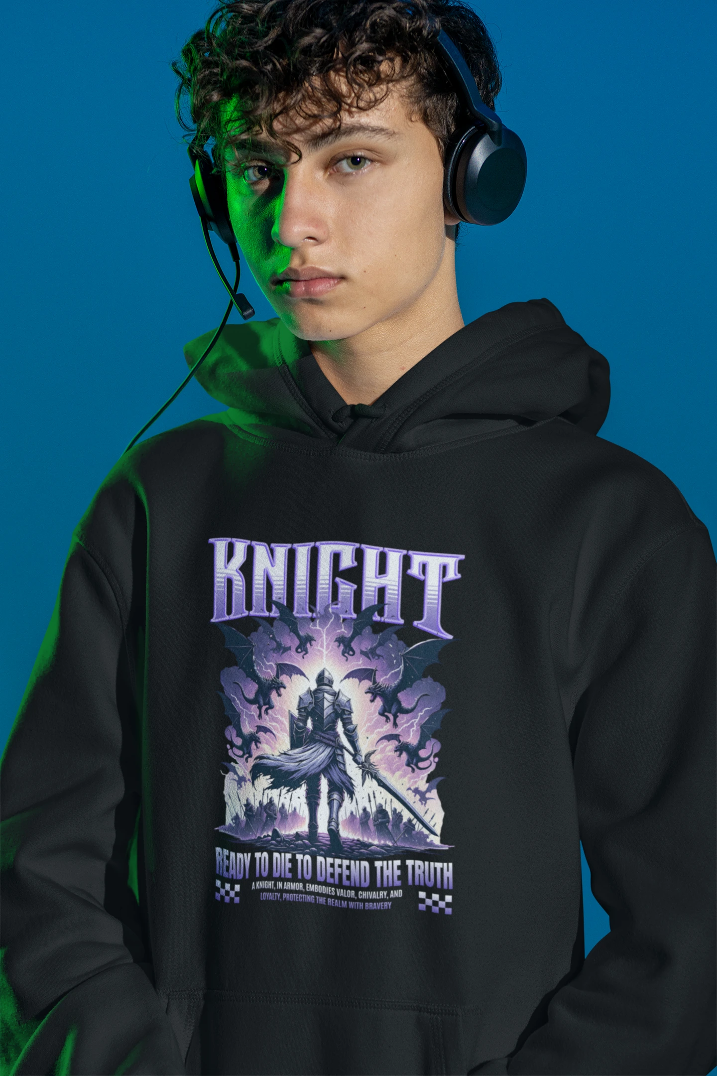 Knight | Epischer Ritter Hoodie im Dark-Fantasy-Style – schwarz Hoodie als maennlich-Mockup, modernes Gaming-Design und hochwertiges Produktfoto.