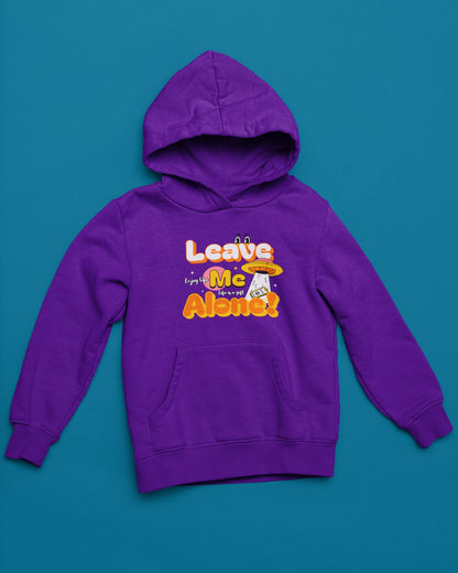 Leave Me Alone! | Humorvoller Hoodie im Cartoon- & UFO-Style – lila Hoodie als flatlay-Mockup, modernes Gaming-Design und hochwertiges Produktfoto.