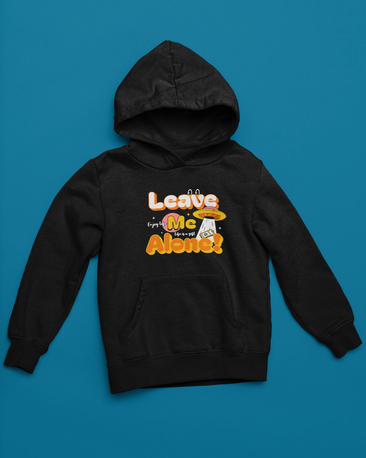 Leave Me Alone! | Humorvoller Hoodie im Cartoon- & UFO-Style – schwarz Hoodie als flatlay-Mockup, modernes Gaming-Design und hochwertiges Produktfoto.