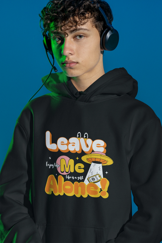 Leave Me Alone! | Humorvoller Hoodie im Cartoon- & UFO-Style – schwarz Hoodie als maennlich-Mockup, modernes Gaming-Design und hochwertiges Produktfoto.