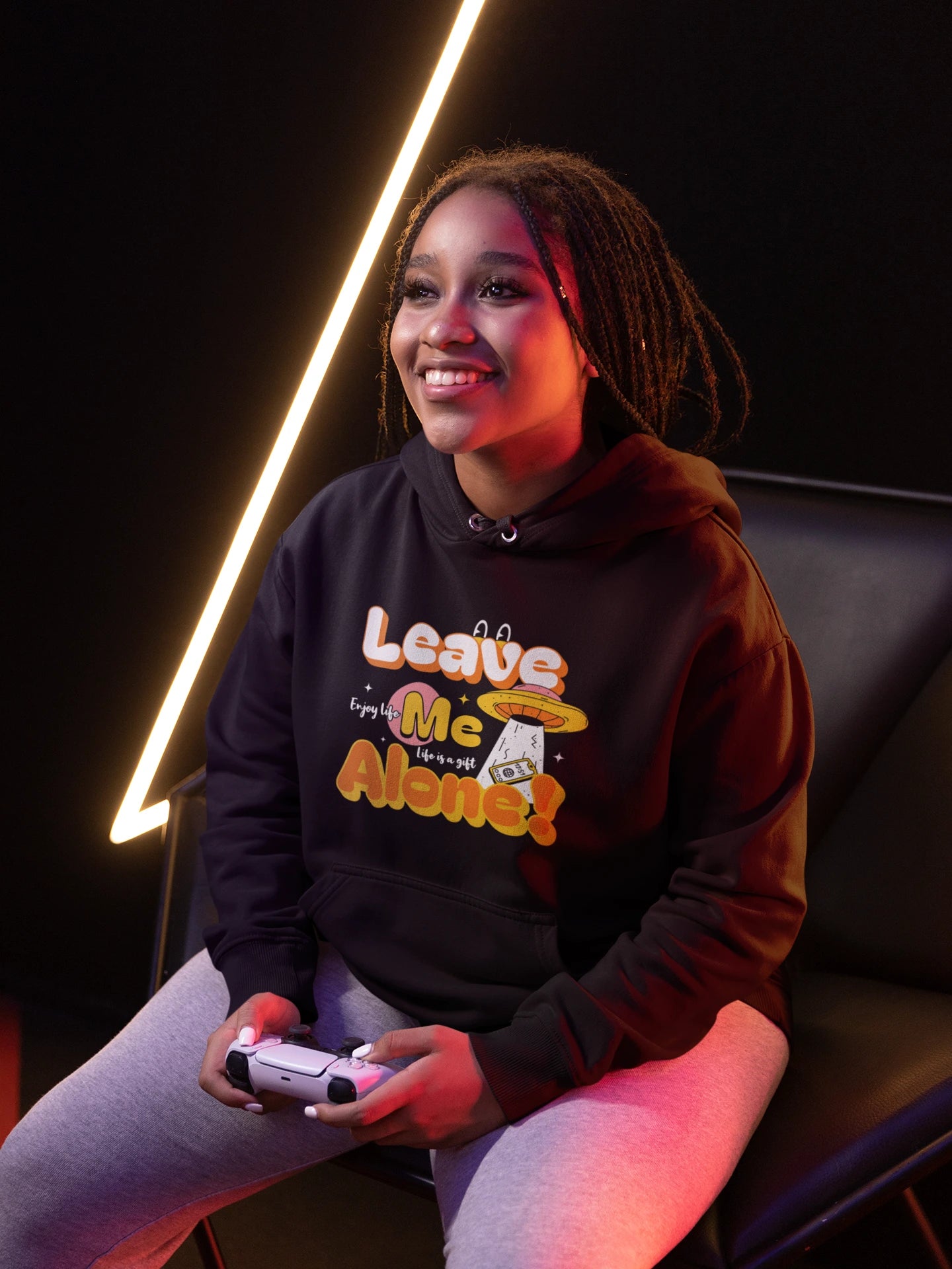 Leave Me Alone! | Humorvoller Hoodie im Cartoon- & UFO-Style – schwarz Hoodie als weiblich-Mockup, modernes Gaming-Design und hochwertiges Produktfoto.