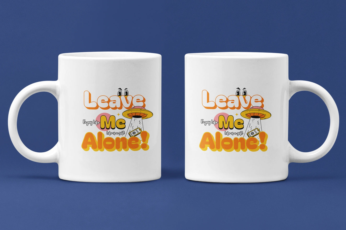 Leave Me Alone! – Keramiktasse (325 ml) – 325 ml Keramiktasse als Doppel-Mockup, hochwertiges Gaming- & Nerd-Design Produktfoto.