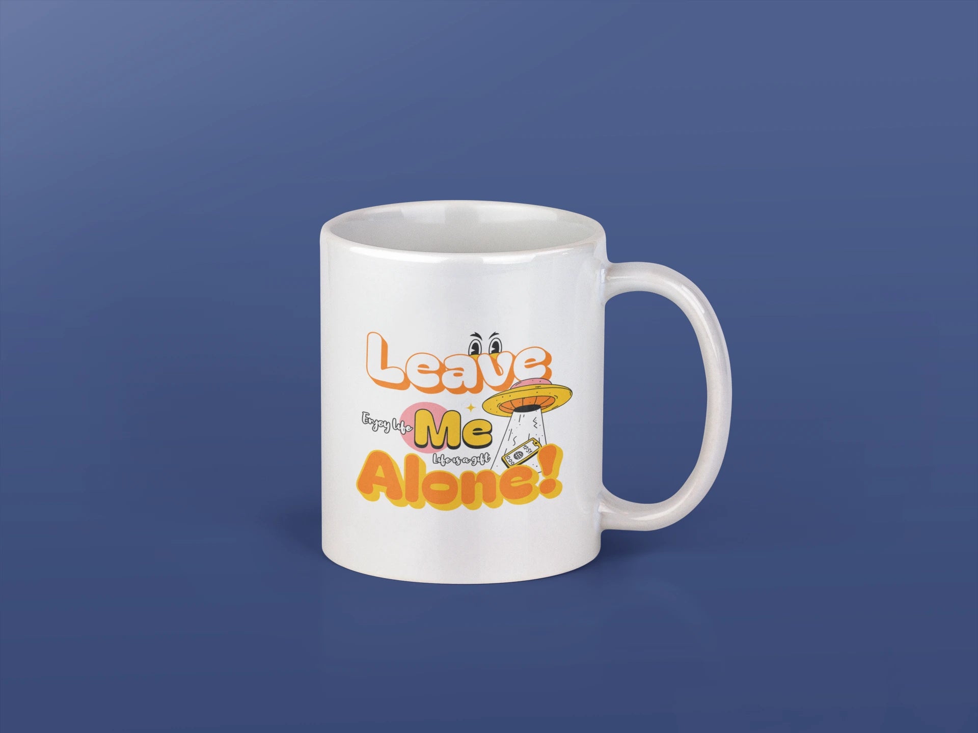 Leave Me Alone! – Keramiktasse (325 ml) – 325 ml Keramiktasse als Flatlay Mockup, hochwertiges Gaming- & Nerd-Design Produktfoto.