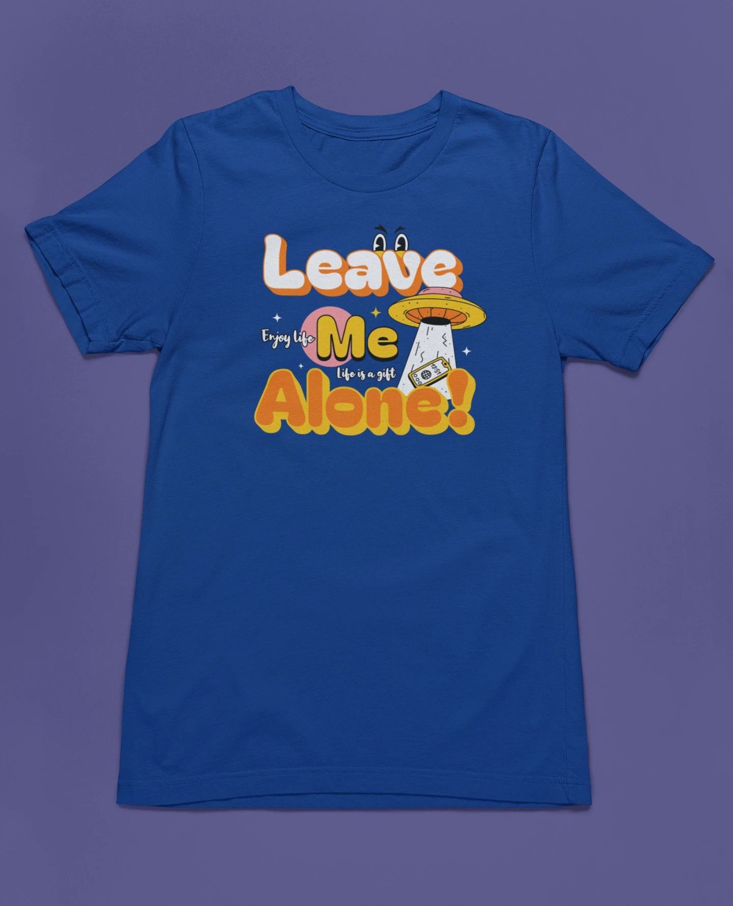 Leave Me Alone! Lustiges Introvert & Anti-Stress T-Shirt – Cartoon UFO Design – blau T-Shirt als flatlay-Mockup, modernes Gaming-Design und hochwertiges Produktfoto.