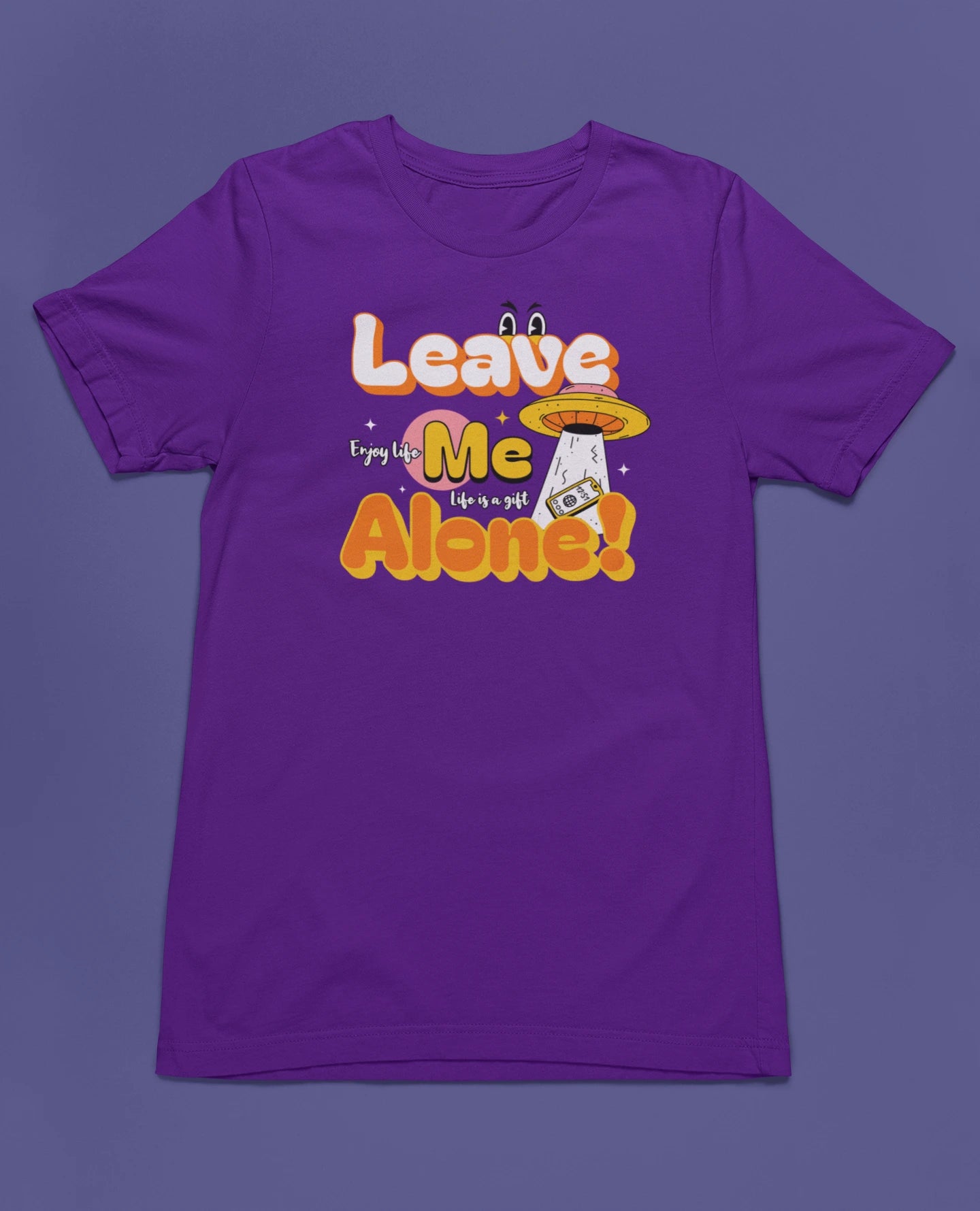 Leave Me Alone! Lustiges Introvert & Anti-Stress T-Shirt – Cartoon UFO Design – lila T-Shirt als flatlay-Mockup, modernes Gaming-Design und hochwertiges Produktfoto.