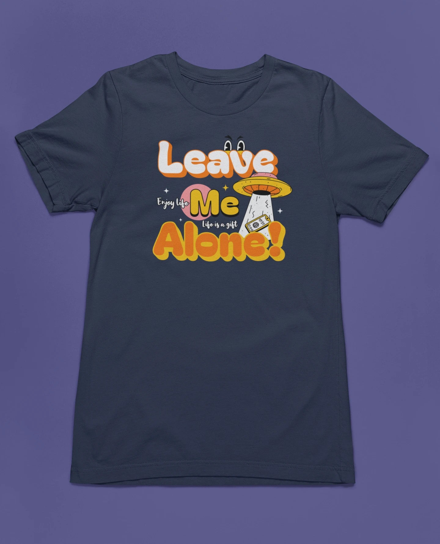 Leave Me Alone! Lustiges Introvert & Anti-Stress T-Shirt – Cartoon UFO Design – marine T-Shirt als flatlay-Mockup, modernes Gaming-Design und hochwertiges Produktfoto.