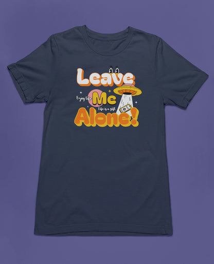 Leave Me Alone! Lustiges Introvert & Anti-Stress T-Shirt – Cartoon UFO Design – marine T-Shirt als flatlay-Mockup, modernes Gaming-Design und hochwertiges Produktfoto.